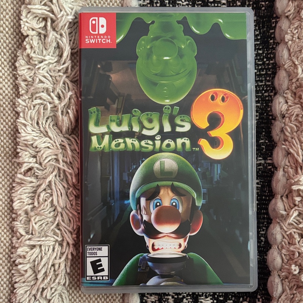 LIKE NEW Nintendo Luigi's Mansion 3 - Green Cover, for the Nintendo Switch.